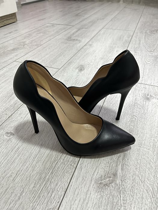 Черни стилето обувки с ефектен детайл