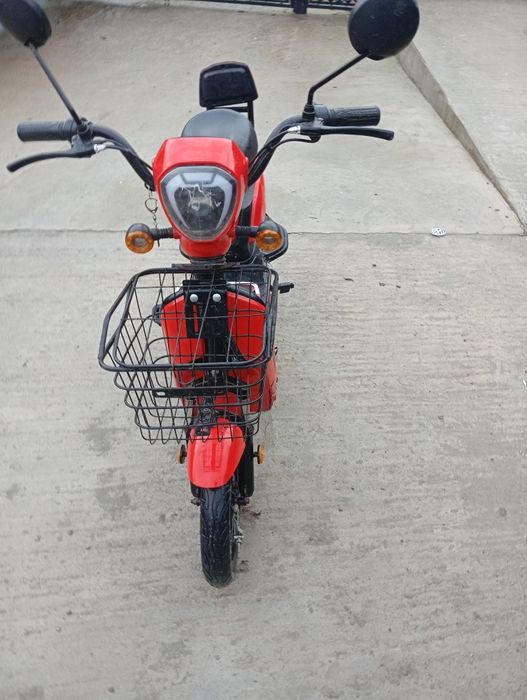 Vând scuter electric moped