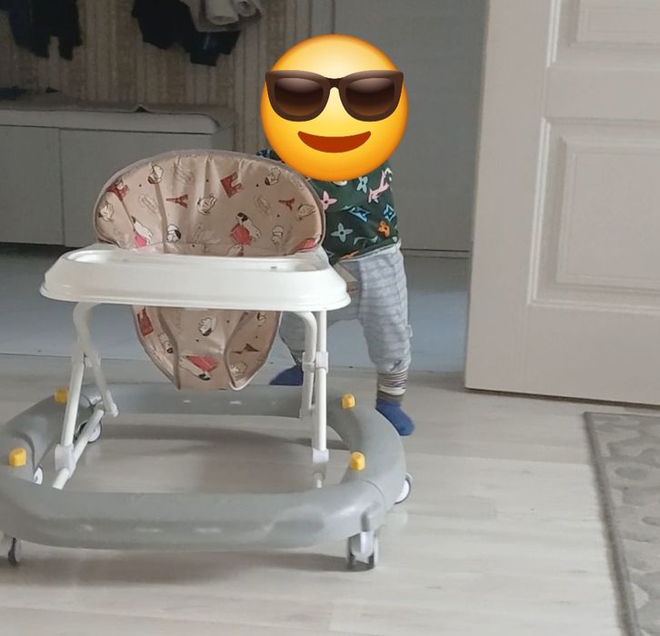 Продам столик для кормления, в подарок ходунки