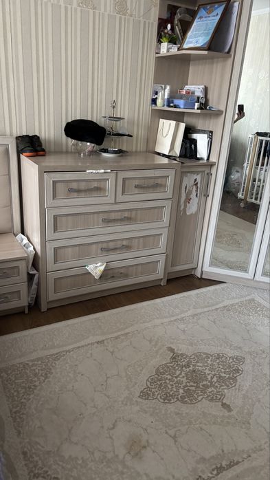 Продам угловой шкаф и комод