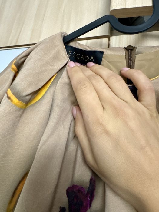 Рокля Escada цвят нюд