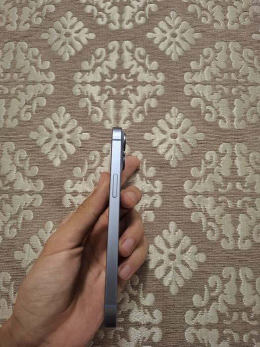 IPhone 14 синий.