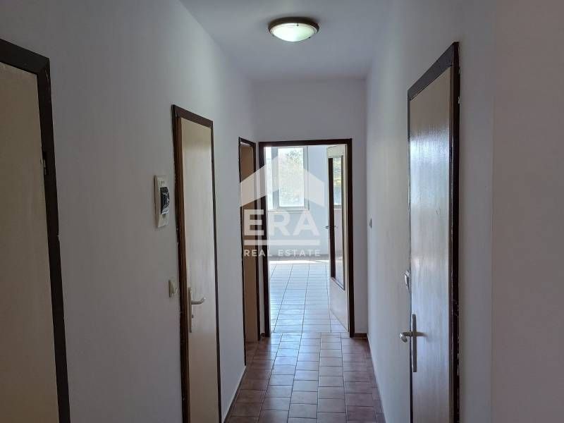 Тристаен апартамент във вход тухлена пломба в кв."Младост" за продажба