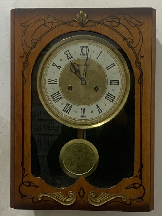 Часы настеные Янтарь с боем