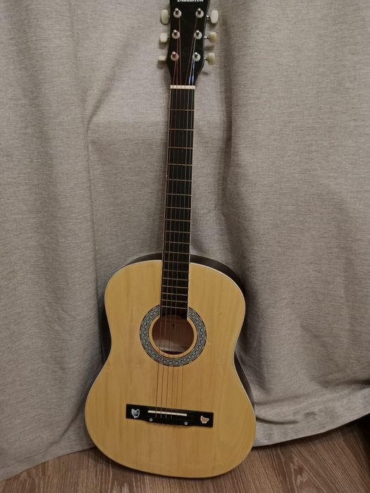 Продам акустическую гитару. 6 струн