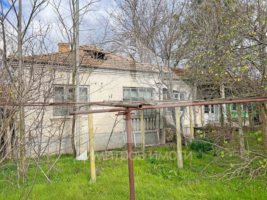 Продава се тухлена къща в гр. Плиска с двор 1200 кв.м. и КЛАДЕНЕЦ.
