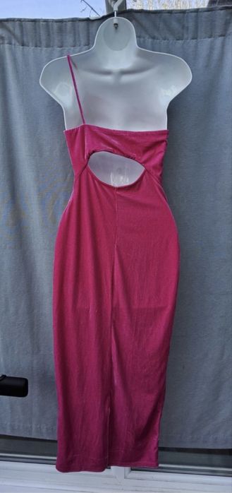 Кадифена рокля с една презрамка М