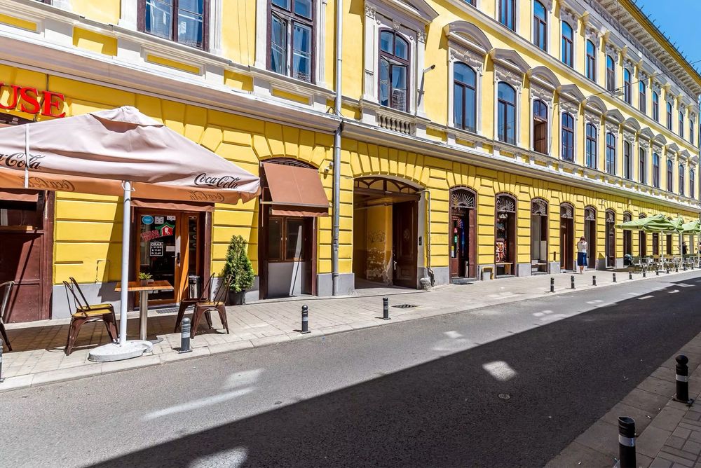 Inchiriez la TEATRU in centru apartament cu o camera pe Bulevard colt cu Unirii.