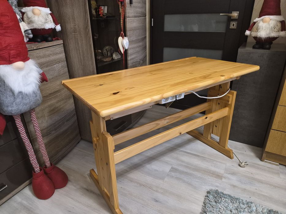 Дървено регулируемо бюро с повдигащ механизъм.