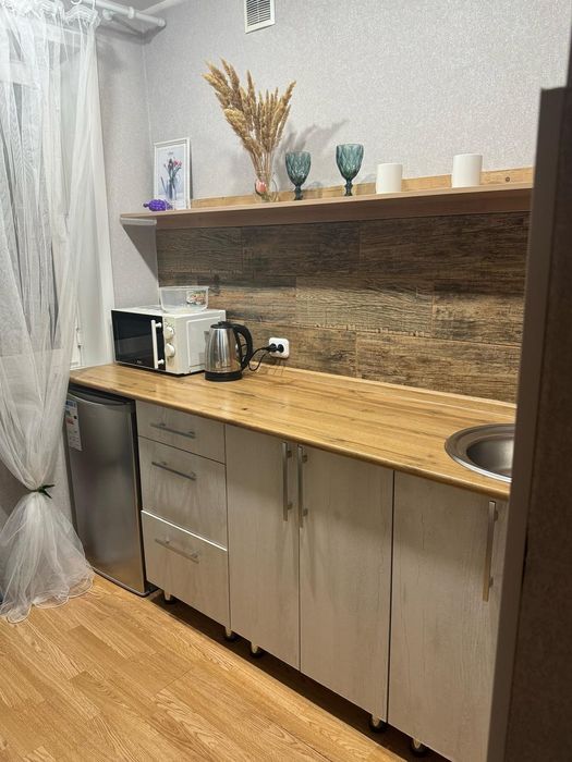 По часам ,ночь, день,сутки