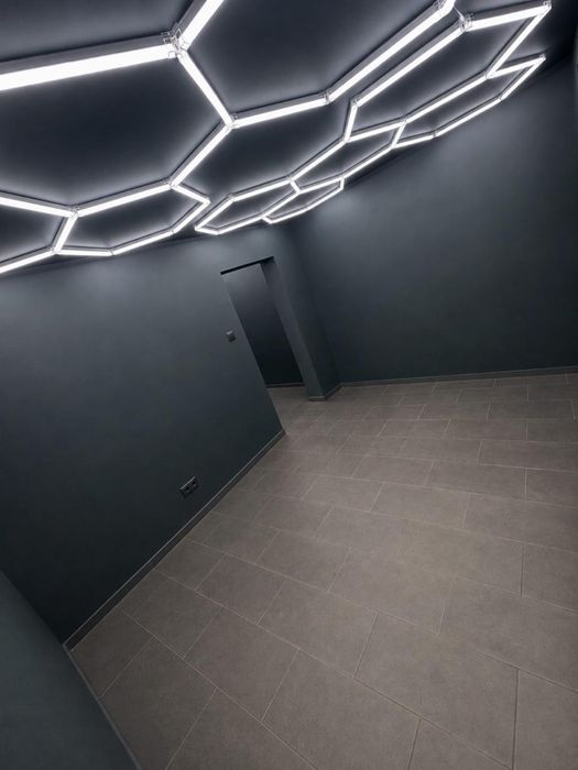 Inchiriez o camera intr un salon ( post de lucru)