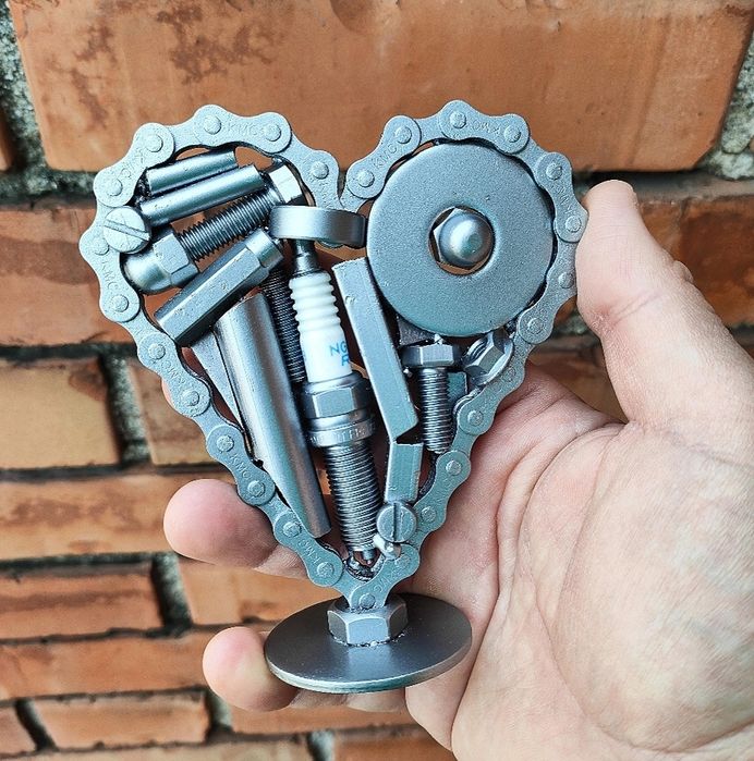 Сърце от рециклирани метални части, различни видове сти