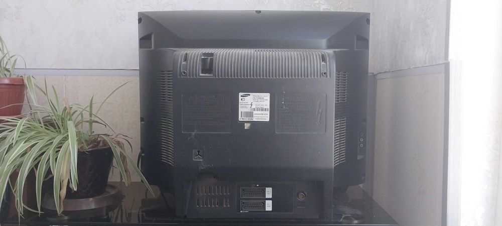 Eski Samsung televizor lekin hamma qismlari ishlaydi. Rangli ko'rsatad