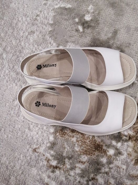 Продам босоножки