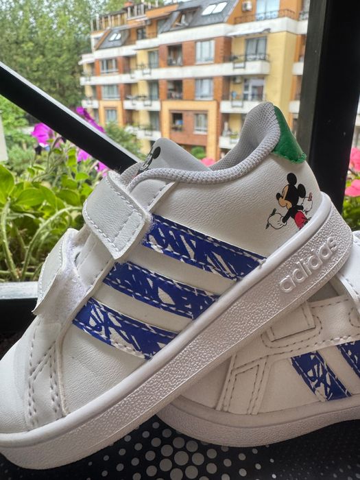 Бели кецове на Адидас с Мики Маус. В отлично състояние! Размер 21!