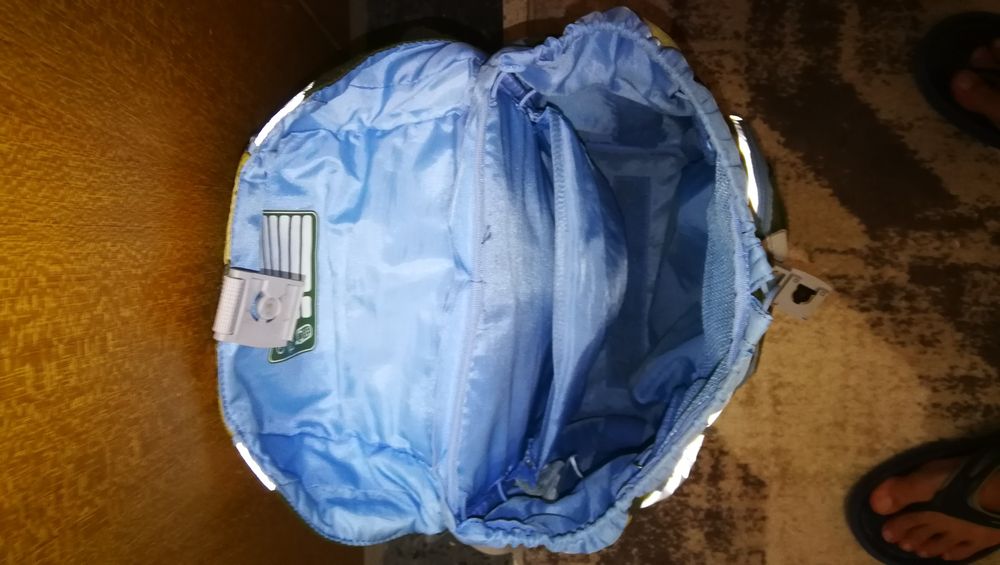 Продавам туристическа-ученическа раница с дъждобран