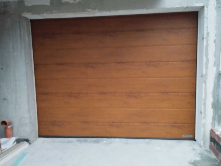 Немски гаражни секционни врати Хьорман модел Planar 2500x2000