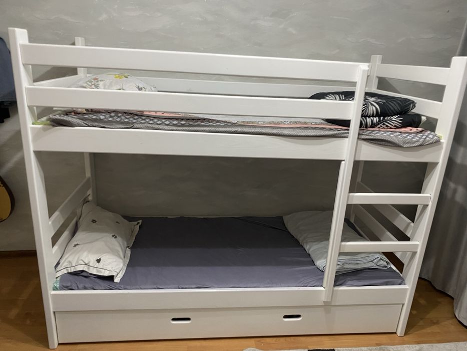 Белая двухъярусная кровать в хорошем состоянии