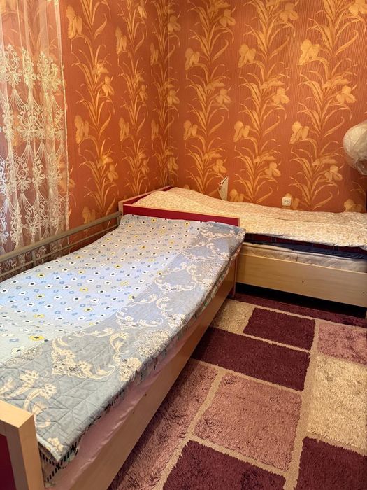 Столы стулья,кровати,стенка без посуды