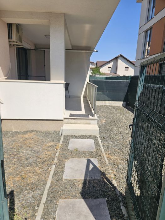 Închiriez apartament 3 camere cu terasa și curte
