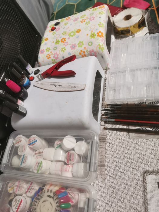 Vând accesorii unghii