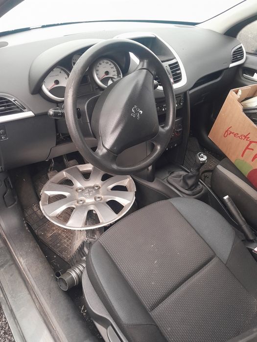 Продавам пежо 207 на части