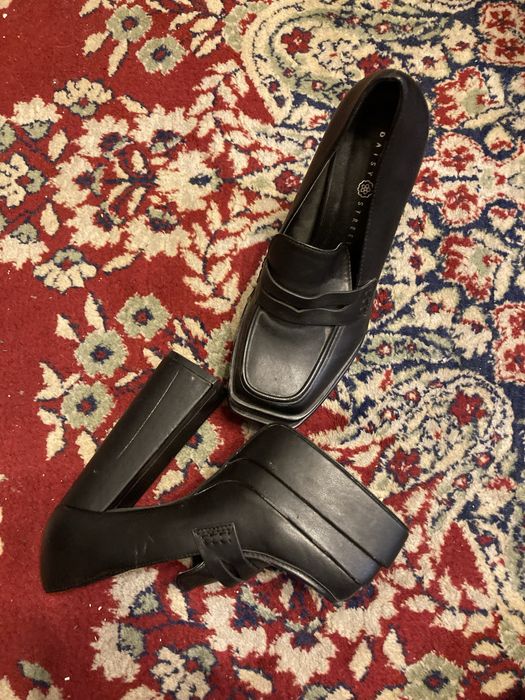 Обувки на висока платформа 39