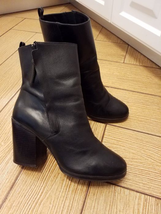 Botine Stradivarius mărime 40.