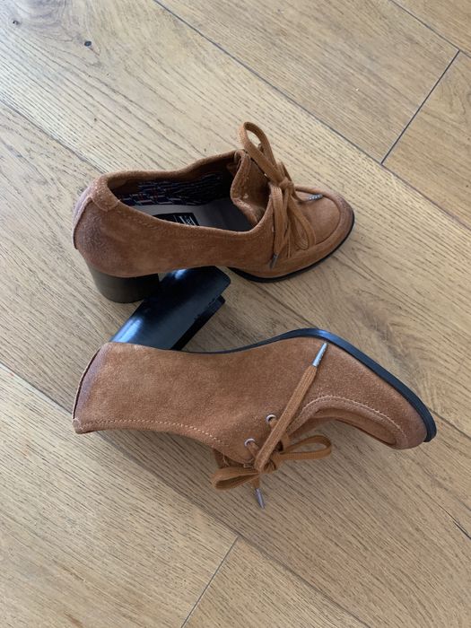 Ghete botine Clarks din piele intoarsa maro 39/40