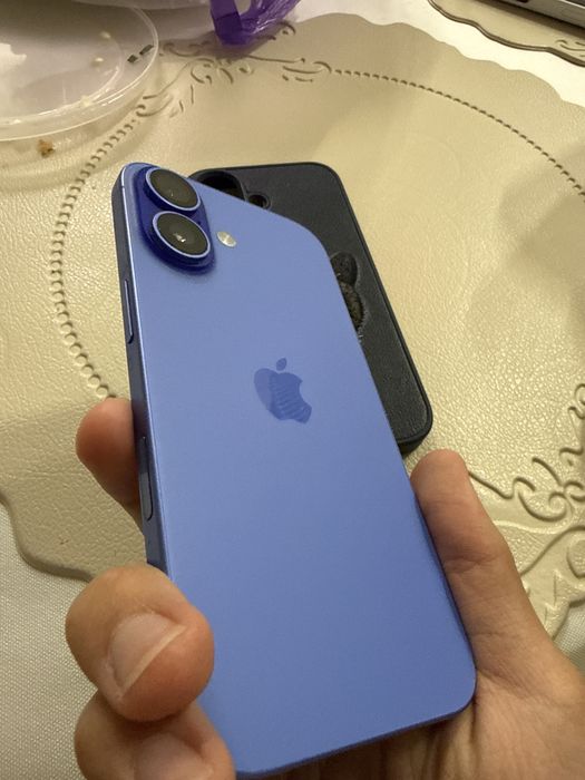 Iphone 16 в синем цвете