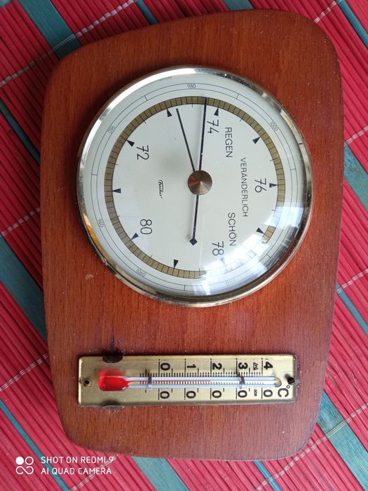 Немски   барометър в дървена основа.