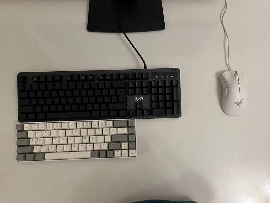 Монитор клавиаткуов и мышка