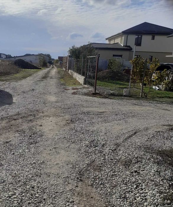 Domnesti- str. Simfoniei, intravilan - construibil,  775mp cu dubla deschidere la 2 strazi - 27x28,  gaz, curent, zona de casecase,  asfalt pana