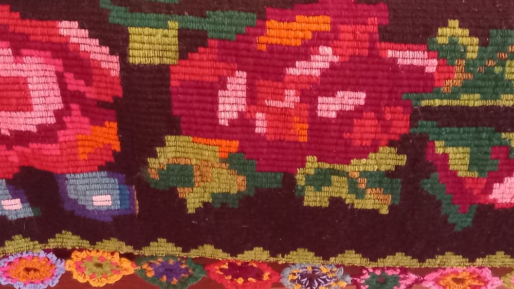 Vand cuvertura pat veche,tesuta manual,lana cu model floral