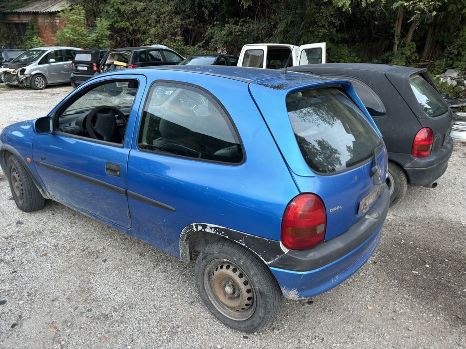 Опел корса Б 1.4 1.6 бензин на части. Може и цяла.