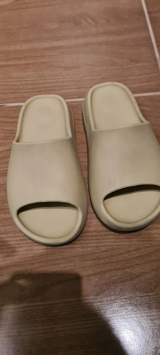 Продам сандалии,  сланцы.