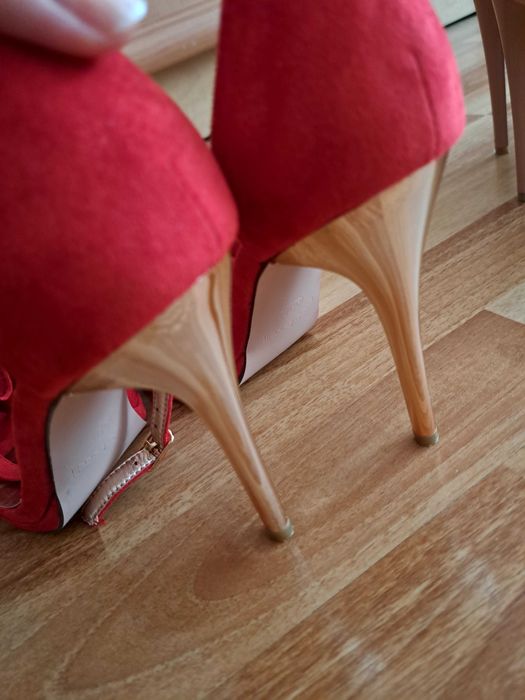 Дамски червени сандали много елегантни номер 39