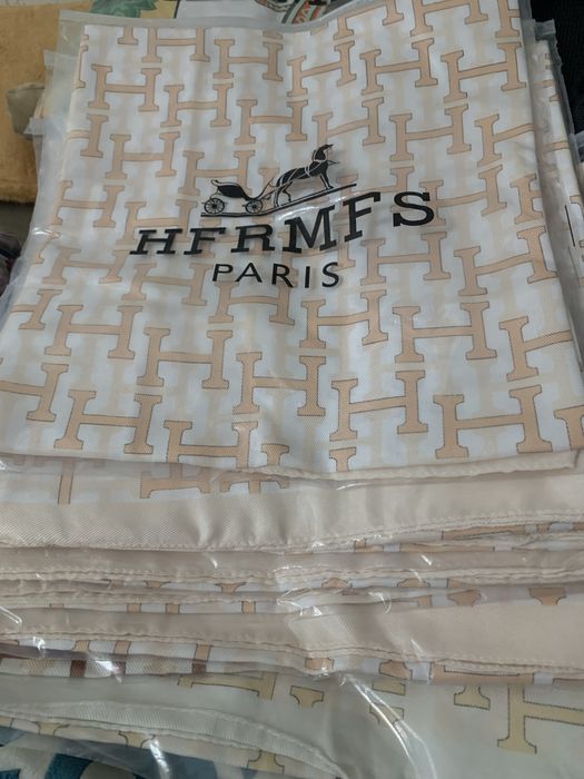 Кепки с орнаментом, платки