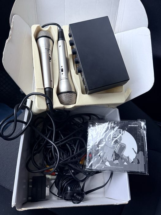 Mixer karaoke cu 2 microfoane- folosit, ca nou, in cutie