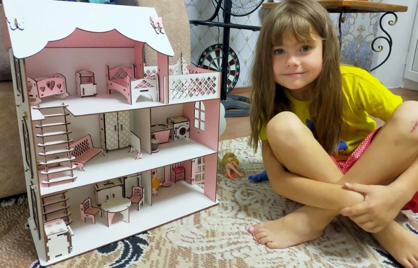 Игрушечный домик с мебелью