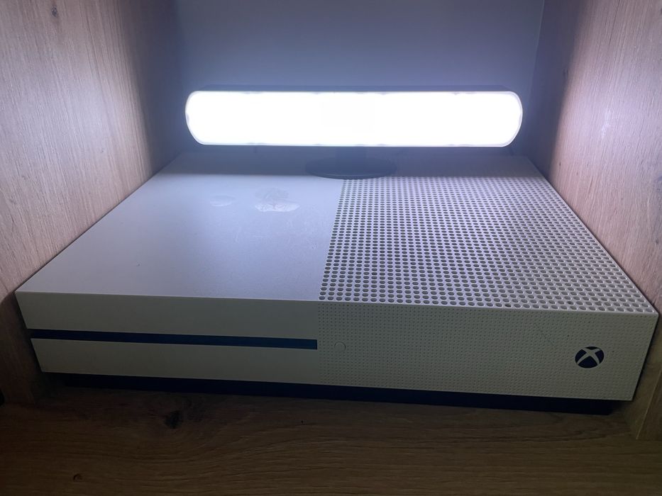 Xbox one s 1TB  1 controler 5 jocuri
