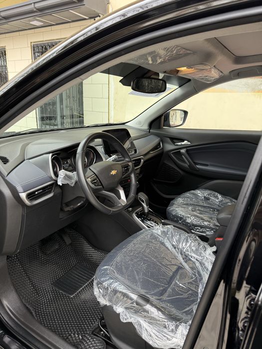 Tracker 2023 yili qora