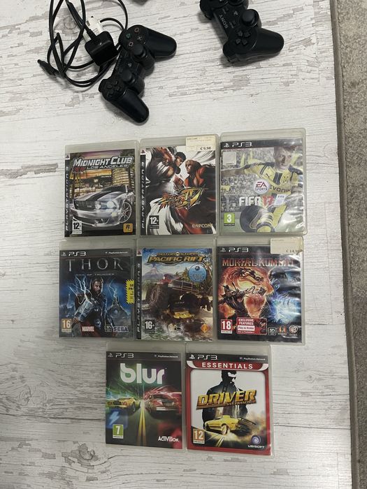 PS 3 със два джойстика и 9 игри