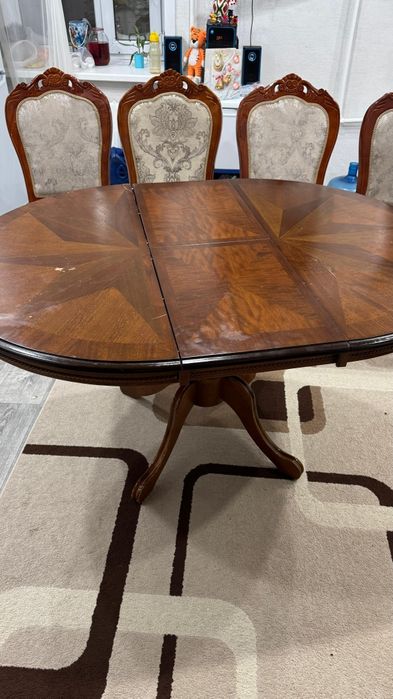 Продаётся стол со стульями.