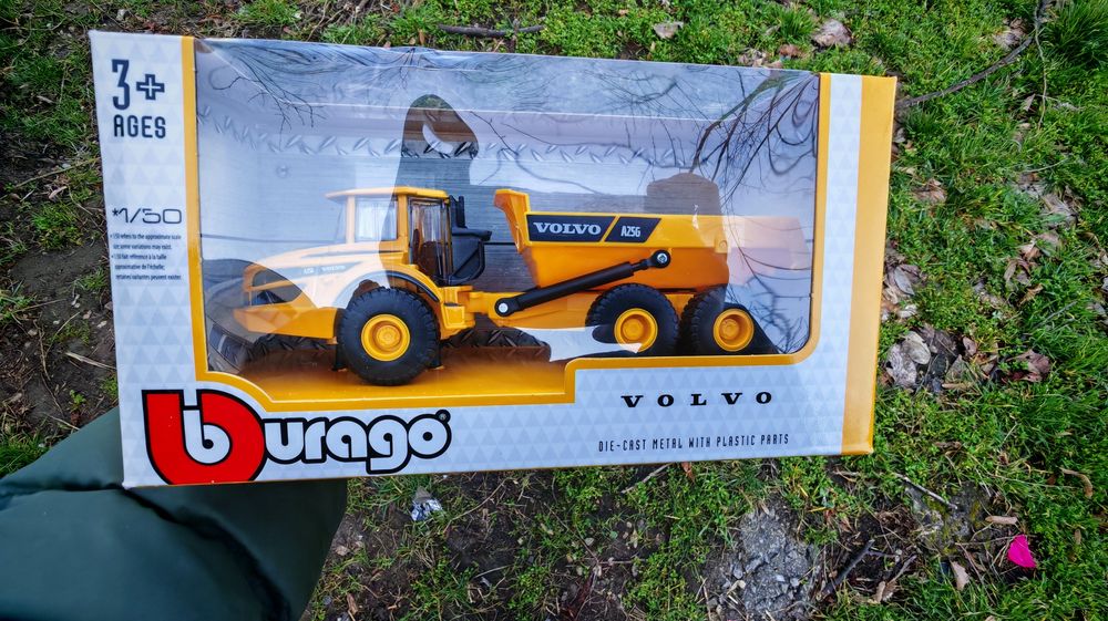 Продавам едно камионче на фирмата Burago, чисто ново, цена 15 евро