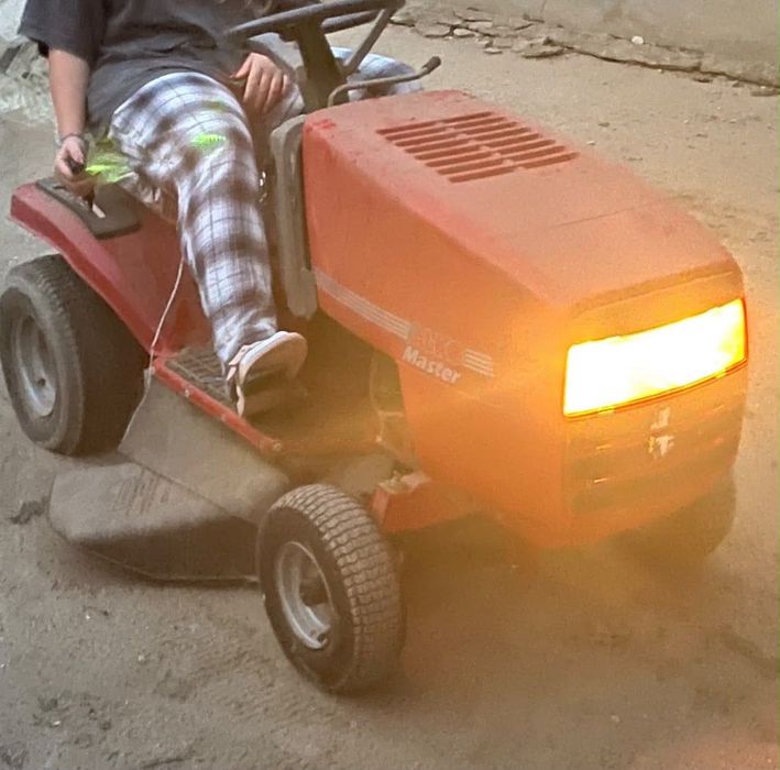 Tractor tuns iarba gazon