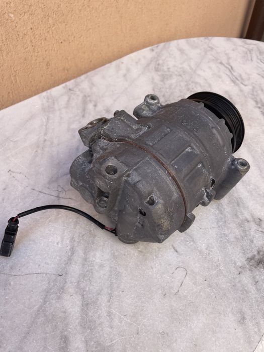 Compresor clima AC Volkswagen Caravelle 2000 TDi an 2013 pret 700 lei