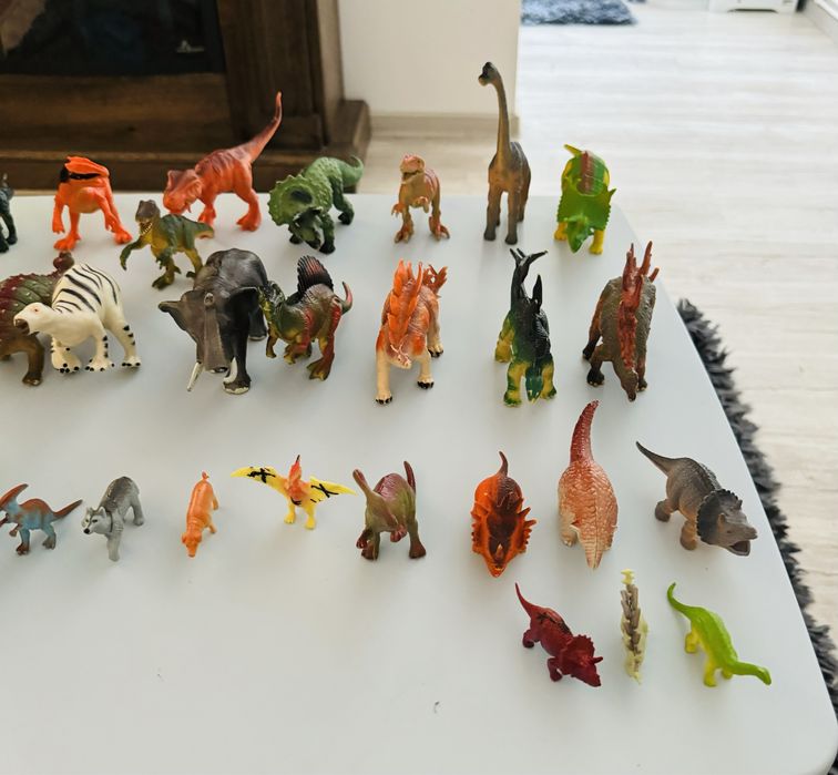 Dinozauri copii medi si mici Pret : 99 lei ( toti 37 buc )