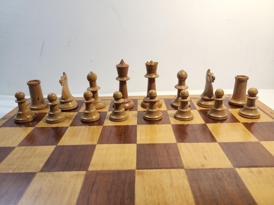 #2 Стар масивен дървен шах