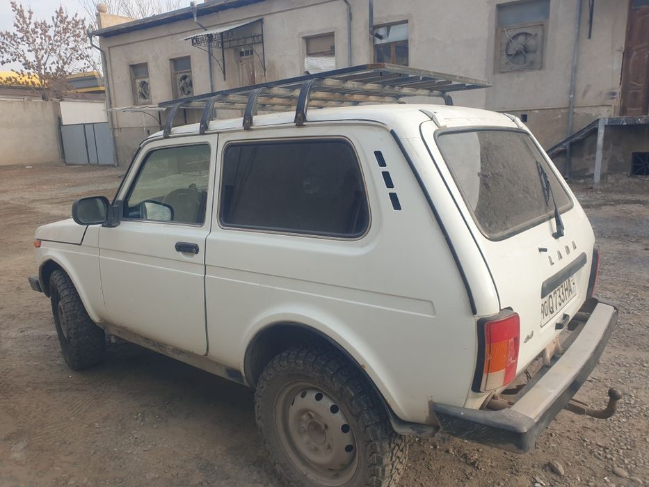 Урганчда НИВА ( Lada 4x4)автомашинаси сотилади.